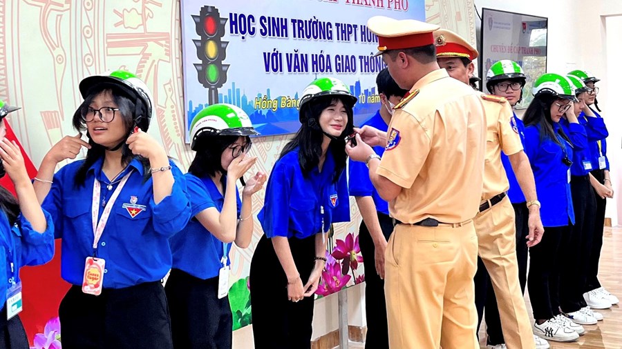 Đoàn trường THPT Hồng Bàng phối hợp với Đội CSGT số 1 – Phòng CSGT, Công an thành phố tổ chức thành công Chuyên đề cấp thành phố với chủ đề “HỌC SINH TRƯỜNG THPT HỒNG BÀNG VỚI VĂN HÓA GIAO THÔNG”️