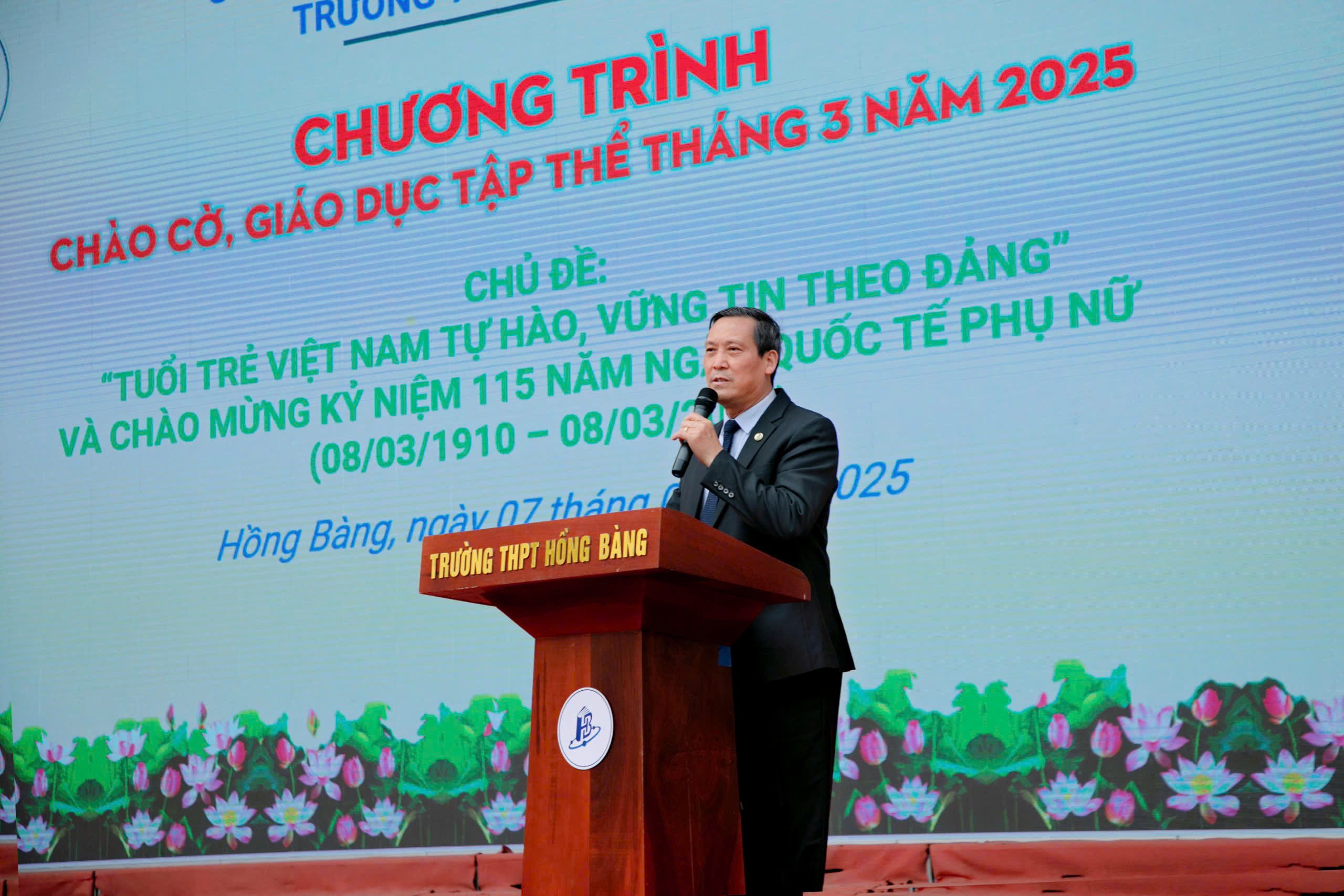 Trường THPT Hồng Bàng Ngày 07/03 Tổ chức Lễ Chào Cờ